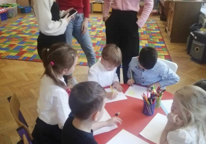 Dzieci rysują na zadany temat