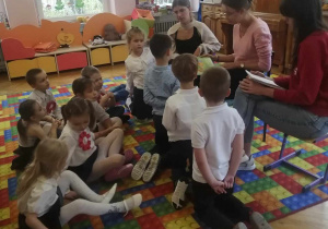 Dzieci słuchają czytanej bajki