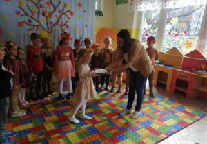 Dzieci otrzymują nagrodę za udział w konkursie