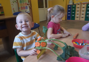 Dzieci tworzą stworki z przyniesionych warzyw