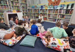 Dzieci podczas zajęć bibliotecznych