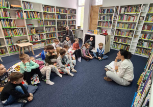 Dzieci podczas zajęć bibliotecznych