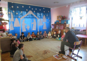 Dzieci słuchają historii powstania bursztynu