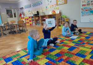 Dzieci prezentują ułożone puzzle