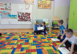 Dzieci prezentują ułożone puzzle