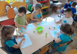 Dzieci z Grupy III tworzą pracę plastyczną z okazji Dnia Praw Dziecka