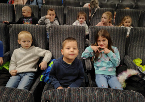 Dzieci z Grupy II i IV w kinie