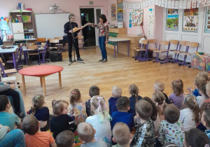 Dzieci podczas audycji muzycznej