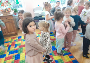Dzieci tańczą podczas audycji muzycznej