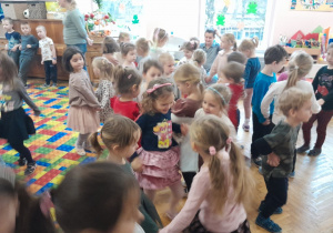 Dzieci tańczą podczas audycji muzycznej