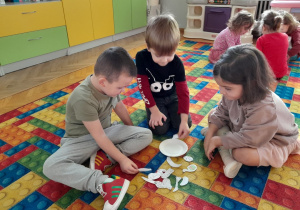 Dzieci wybierają pokarm dla jeża