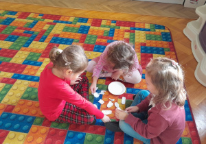 Dzieci wybierają pokarm dla jeża
