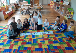 Dzieci układają napis "tolerancja"