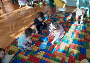 Dzieci szukają zabawek w odpowiednim kolorze kredki
