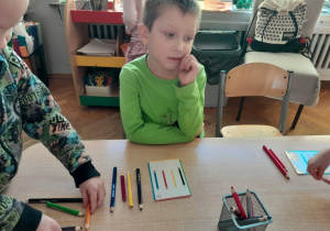 Dzieci układają kredki według wzoru