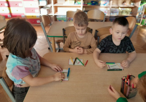 Dzieci układają kredki według wzoru