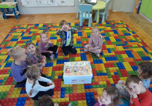 Dzieci oglądają Naukowe Pudełko