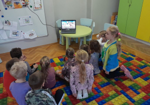 Dzieci oglądają film edukacyjny o prądzie
