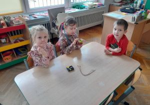 Dzieci w czasie eksperymentu "Tworzymy obwód elektryczny"