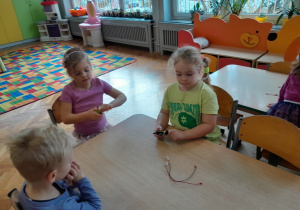 Dzieci w czasie eksperymentu "Tworzymy obwód elektryczny"