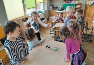 Dzieci podejmują próby stworzenia prostego obwodu elektrycznego z użyciem baterii i diody