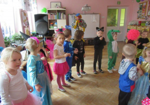 dzieci tańczą, stoją parami na przeciwko siebie