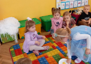 Dzieci uczestniczą w zabawach andrzejkowych