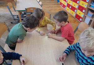 Dzieci podczas zabaw badawczych z kulkami