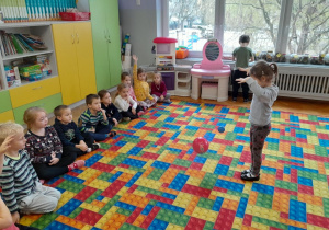 Dzieci podczas eksperymentu z dwiema piłkami