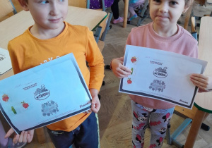 Dzieci prezentują swoje książeczki do projektu "Witaminki"