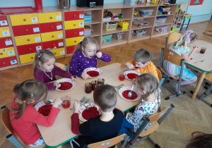 Dzieci jedzą barszcz czerwony