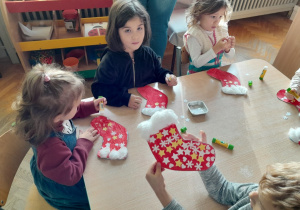 Dzieci ozdabiają świąteczne skarpety