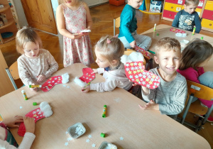 Dzieci ozdabiają świąteczne skarpety