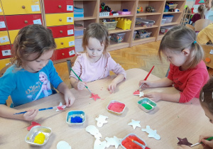 Dzieci malują farbami ozdoby z masy porcelanowej
