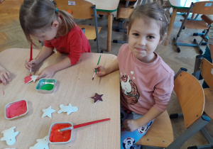 Dzieci malują farbami ozdoby z masy porcelanowej