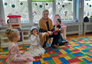 Babcia Julii M. czyta dzieciom opowiadanie