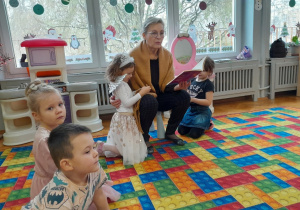 Babcia Julii M. czyta dzieciom opowiadanie