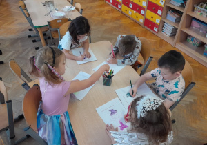 Dzieci rysują "Cośka", bohatera wysłuchanego opowiadania