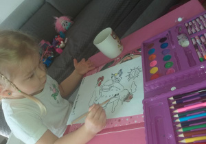 Dziewczynka maluje farbami