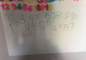 Chłopiec poznaje litery i cyfry