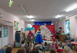 Dzieci oglądają przedstawienie świąteczne w przedszkolu