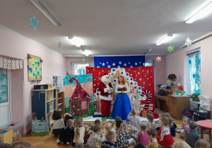 Dzieci oglądają przedstawienie świąteczne w przedszkolu