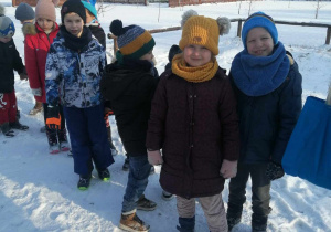 Dzieci podczas zabawy na śniegu