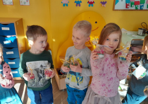 Dzieci prezentują wykonane przez siebie świece żelowe