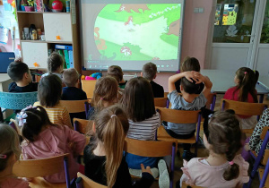 Dzieci oglądają bajkę