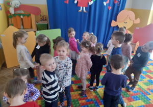 Dzieci podczas zabaw z okazji Dnia Bałwanka