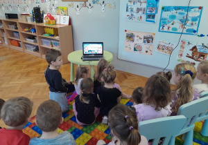Dzieci oglądają bajkę edukacyjną "Historia o smogu"