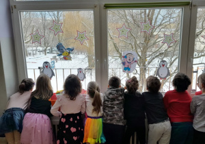 Dzieci obserwują pogodę za oknem