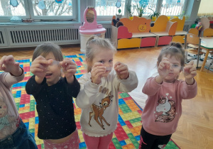 Dzieci badają czystość powietrza