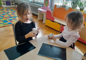 Dzieci tworzą model filtru powietrza i wykonują eksperyment